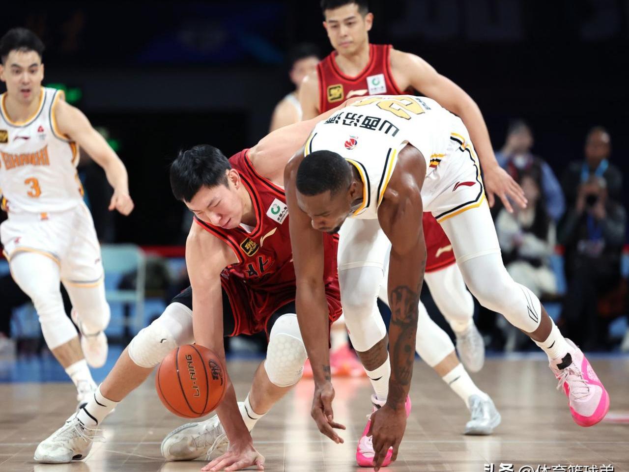 河南男篮在比赛中表现出团结力量，击败对手